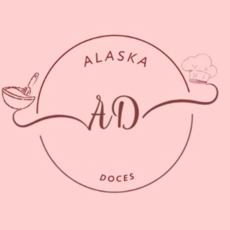Logotipo Alaska Doces em traço artesanal: monograma AD, tigela com fouet e chapéu de confeiteiro dentro de um círculo orgânico, sobre fundo rosa claro